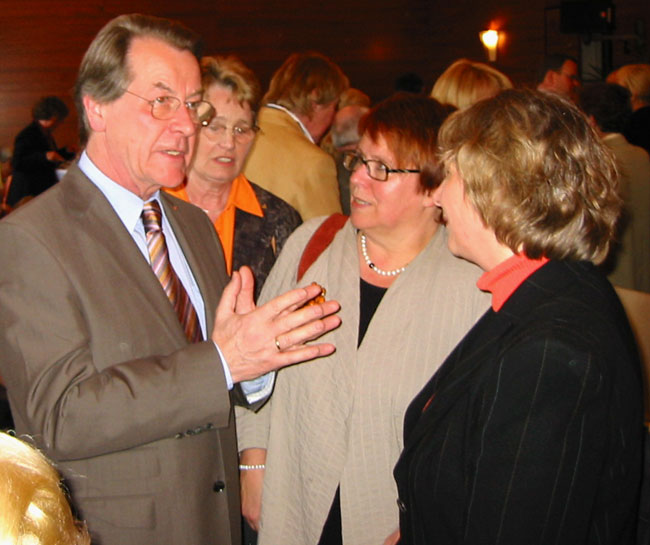 Franz M&uuml;ntefering, Angelika Graf, Elfriede Pauli beim Empfang f&uuml;r akttive &Auml;ltere, Berlin, 09. Mai 2005