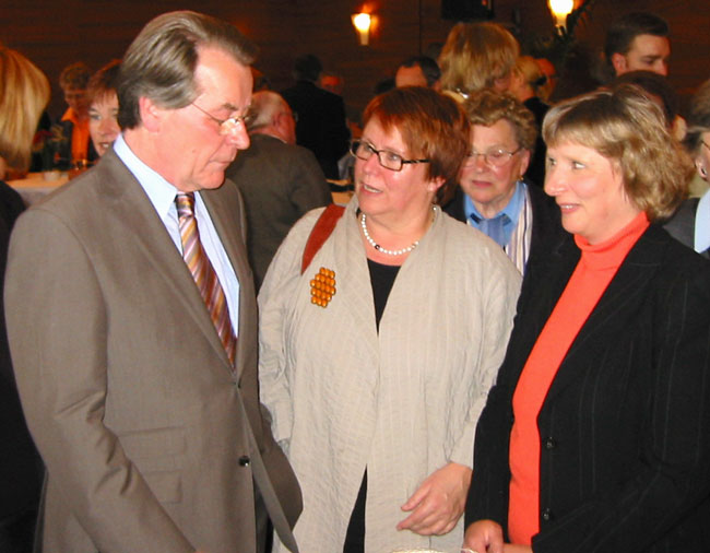 Franz M&uuml;ntefering, Angelika Graf, Elfriede Pauli beim Empfang f&uuml;r akttive &Auml;ltere, Berlin, 09. Mai 2005