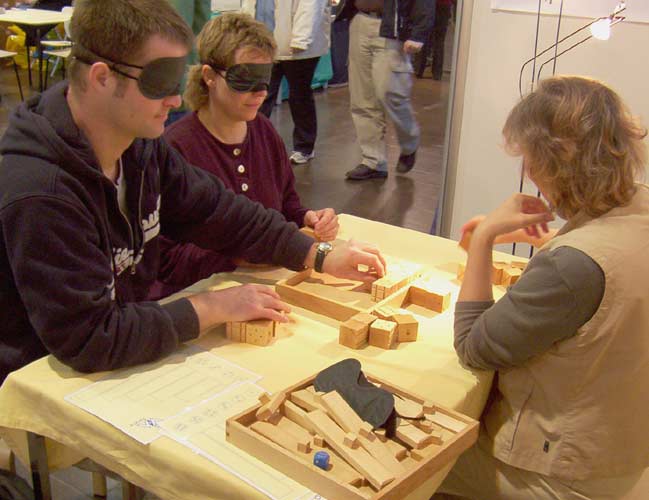 Spiel04, Essen; Mitarbeiter der Akademie Remscheid beim Testen von blindengerechten Spielen