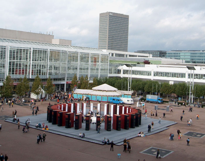 vor dem Eingang der Frankfurter Buchmesse
