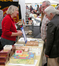 Elfriede Pauli am Stand VIA-Spiele