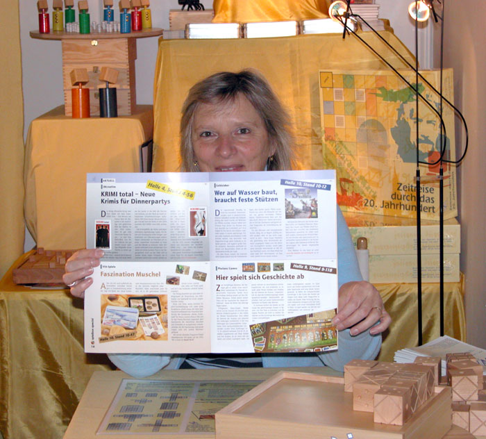 Spielwies'n M&uuml;nchen, 2006, Elfriede Pauli mit dem Magazin 'Spielbox'