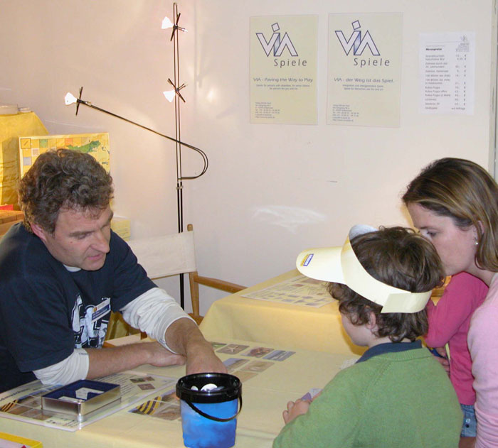 Spielwies'n M&uuml;nchen, 2006, der Spieleautor Udo Peise am Stand von VIA-Spiele Elfriede Pauli