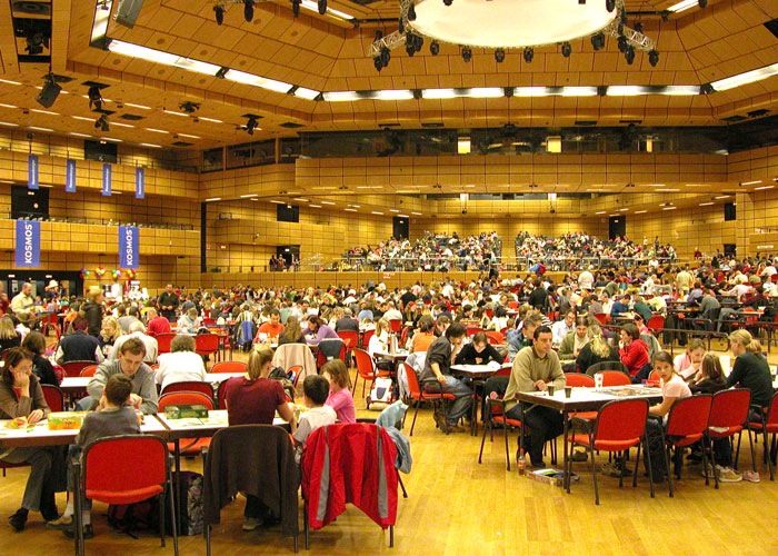 Unz�hlige Spieler im gro�en Saal