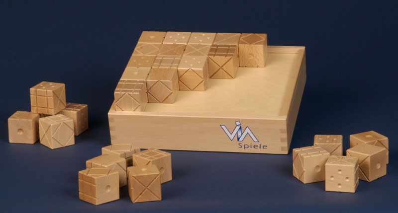 Kubus Fugus - geschlossener Holzkasten, lackiert